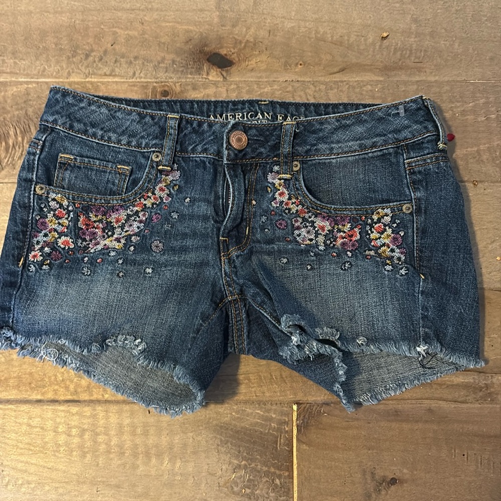 American Eagle shorts with embroidered flowers